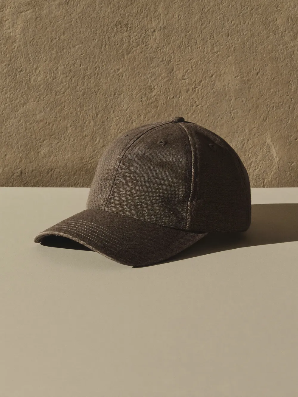 Gorra carbón sobre una superficie clara